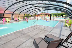 Camping Village des Meuniers Camping Le Village des Meuniers - Pool mit Überdachung auf dem Campingplatz