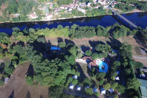 Camping Le Village du Port - Campingplatz an dem Fluss Dore aus der Vogelperspektive