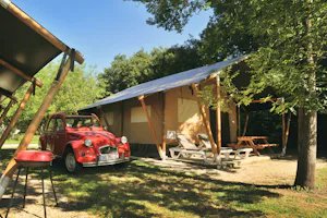 Camping Le Village du Port - Außenansicht Mobilheim vom Campingplatz mit Veranda