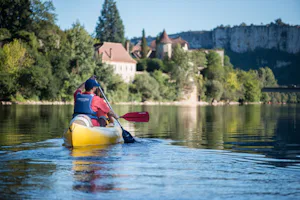 Camping Le Village du Port - Camper im Kayak auf der Dore beim Campingplatz