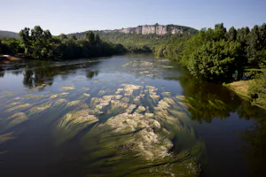 Camping Le Village du Port - Campingplatz am Fluss