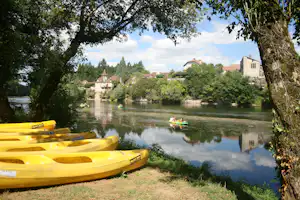 Camping Le Village du Port - Kayak fahren auf dem Fluss am Campingplatz