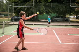 Camping Le Village du Port - Tennisplatz auf dem Campingplatz