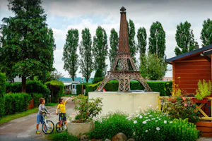 Camping Le Village Parisien - Camper an der Eiffelturmdekoration auf dem Campingplatz