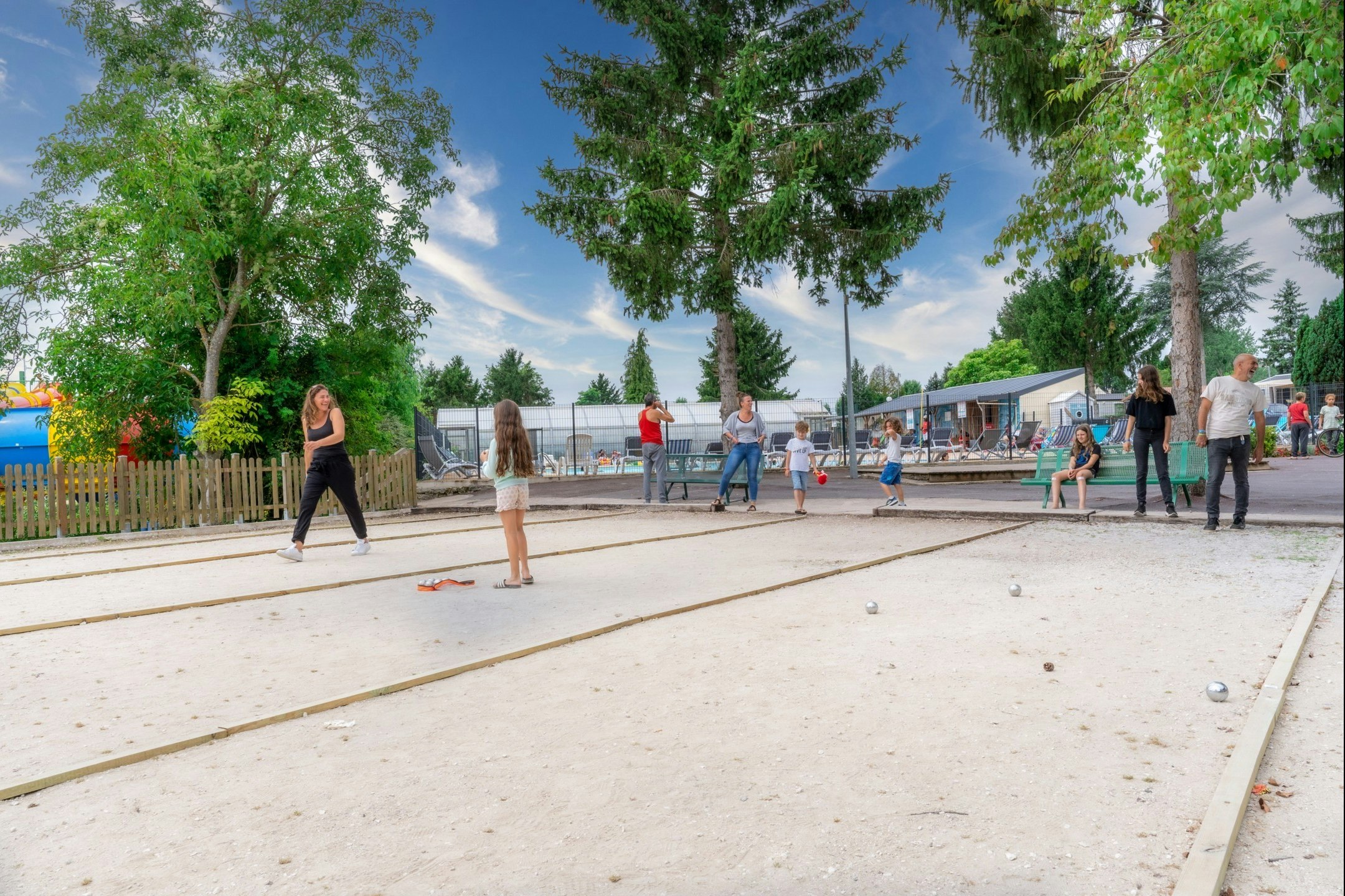 Camping Le Village Parisien - Boulefeld auf dem Campingplatz