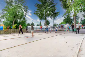 Camping Le Village Parisien - Boulefeld auf dem Campingplatz