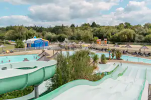 Flower Camping Le Vorlen - Pool im Freien mit Wasserrutschen, Liegestühlen und Sonnenschirmen