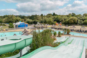 Flower Camping Le Vorlen - Pool im Freien mit Wasserrutschen, Liegestühlen und Sonnenschirmen