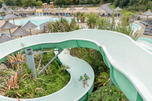 Flower Camping Le Vorlen - Rutschen im Wasserpark des Campingplatzes