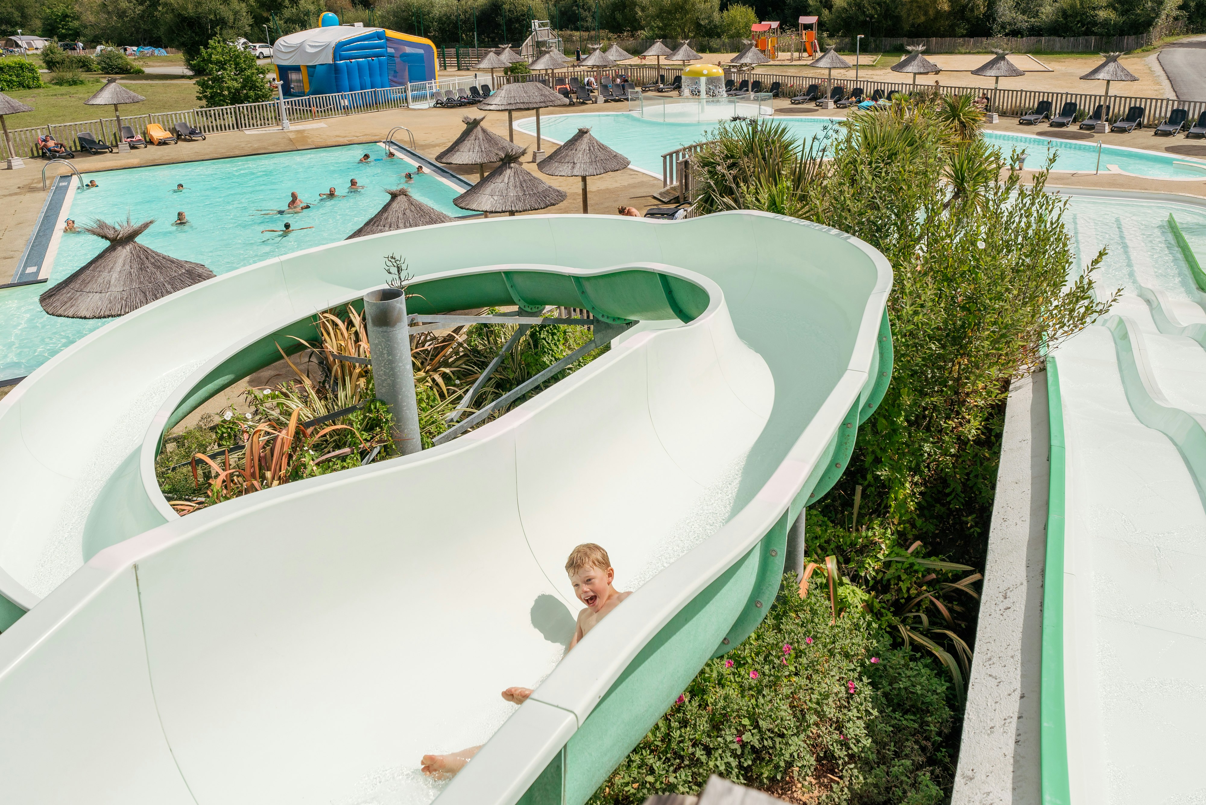 Flower Camping Le Vorlen  - Rutschen im Wasserpark des Campingplatzes