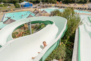Flower Camping Le Vorlen - Rutschen im Wasserpark des Campingplatzes