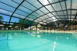 Camping Le Vézère Périgord - überdachter Pool auf dem Campingplatz