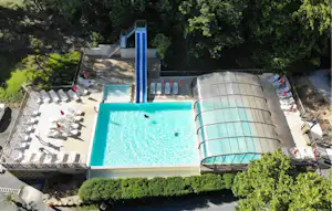 Camping Le Vézère Périgord - Luftaufnahme des Freibades mit Liegestühlen und Wasserrutsche