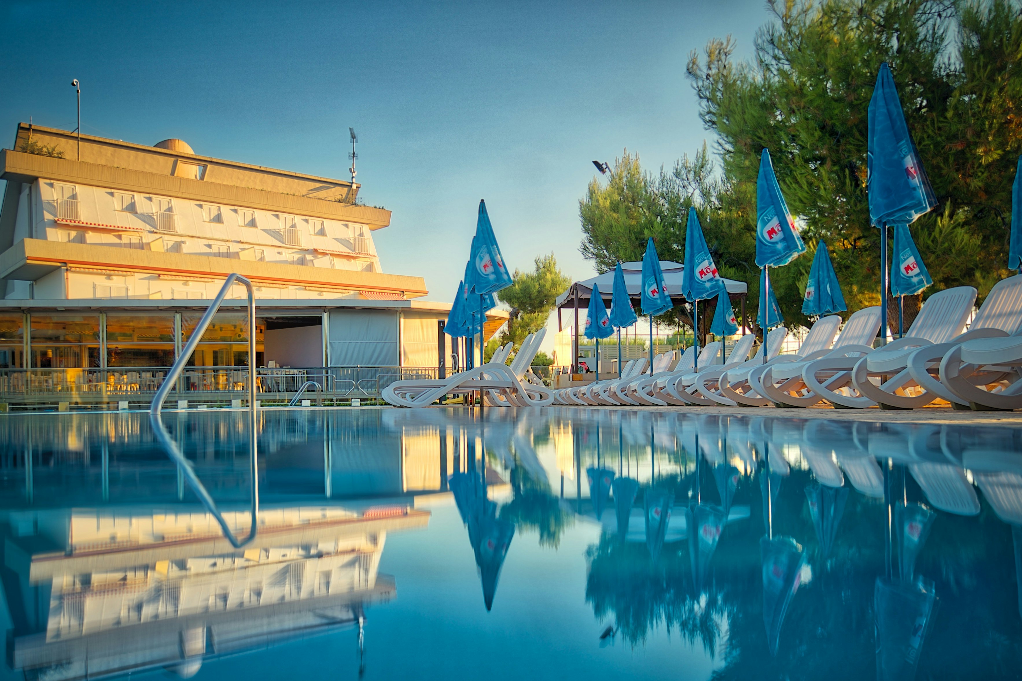 Camping Led Zeppelin - Pool im Freien mit Liegestühlen und Sonnenschirmen
