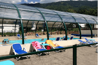 Camping L'Eden de la Vanoise  -  Pool vom Campingplatz mit Liegestühlen in der Sonne