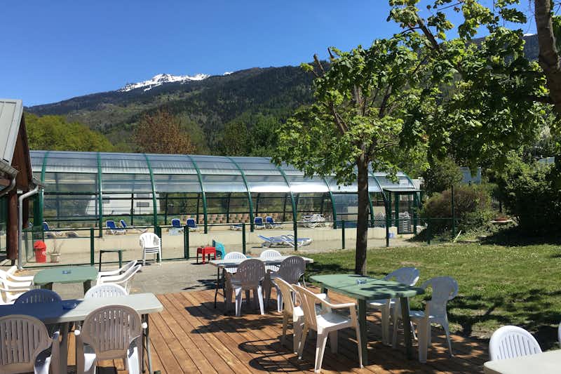 Camping L'Eden de la Vanoise  -  Restaurant vom Campingplatz mit Terrasse und Blick auf den Poolbereich und die Alpen