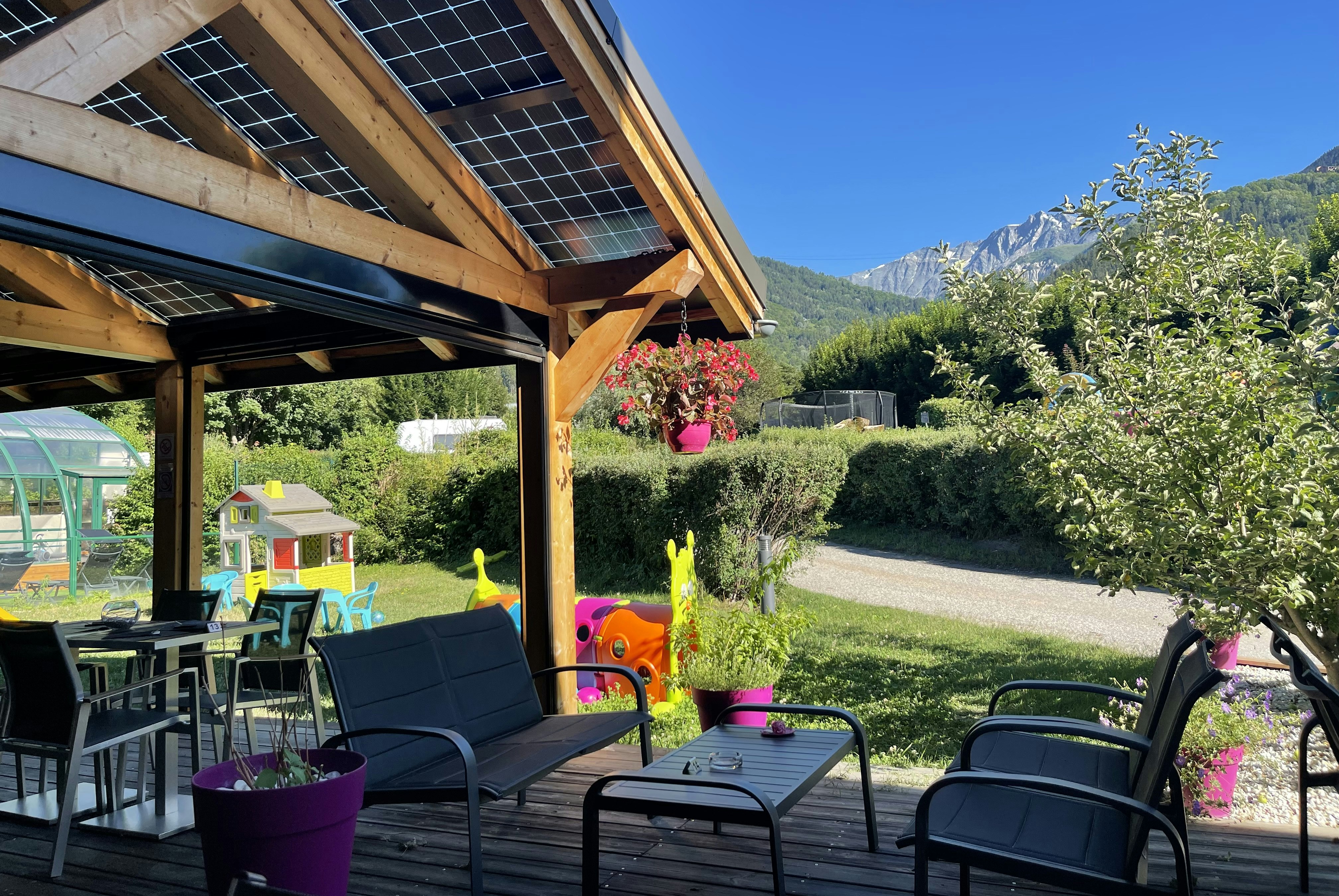 Camping L'Eden de la Vanoise - Terrasse der Bar auf dem Campingplatz