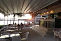 Camping Lefka Beach -  Restaurant Terrasse mit Blick auf das Meer