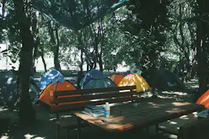 Camping Legjenda - Üicknicktisch am Zeltplatz vom Campingplatz zwischen Bäumen