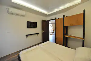 Camping Legjenda - Schlafbereich vom Campingplatz mit Fernseher