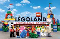 LEGOLAND Feriendorf Campingplatz - Blick auf das Eingangsportal des Legoland Resorts
