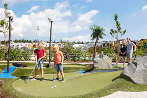 LEGOLAND Feriendorf Campingplatz gepflegte Minigolfanlage