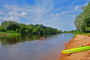 Camping Leiputrija - Kaunufahrer auf dem Fluss Gauja, an dem der Campingplatz liegt