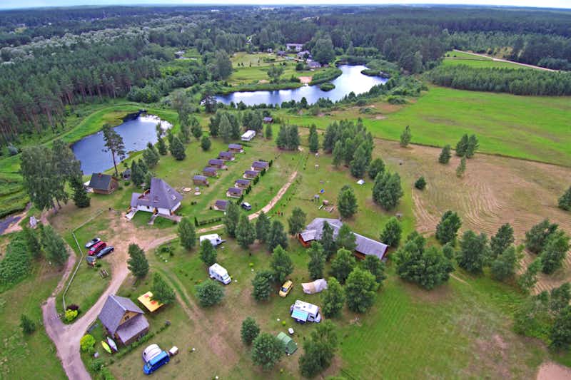 Camping Leiputrija - Vogelperspektive auf den Campingplatz und die umliegenden Seen und Wälder Lettlands