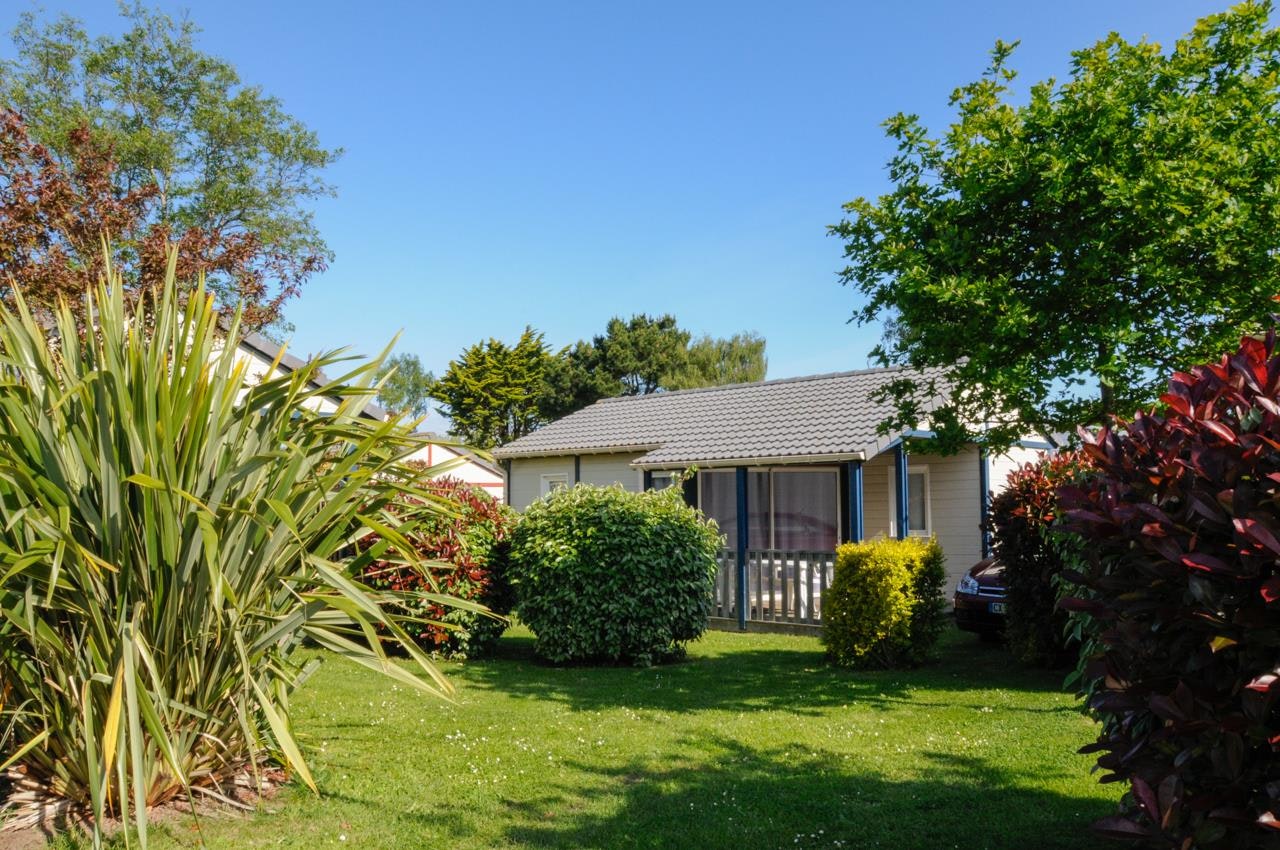 Camping l'Emeraude  - Mobilheim mit Terrasse auf dem Campingplatz