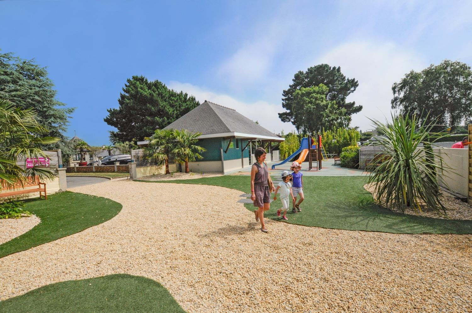 Camping l'Emeraude - Familie mit Kindern spaziert über den Campingplatz