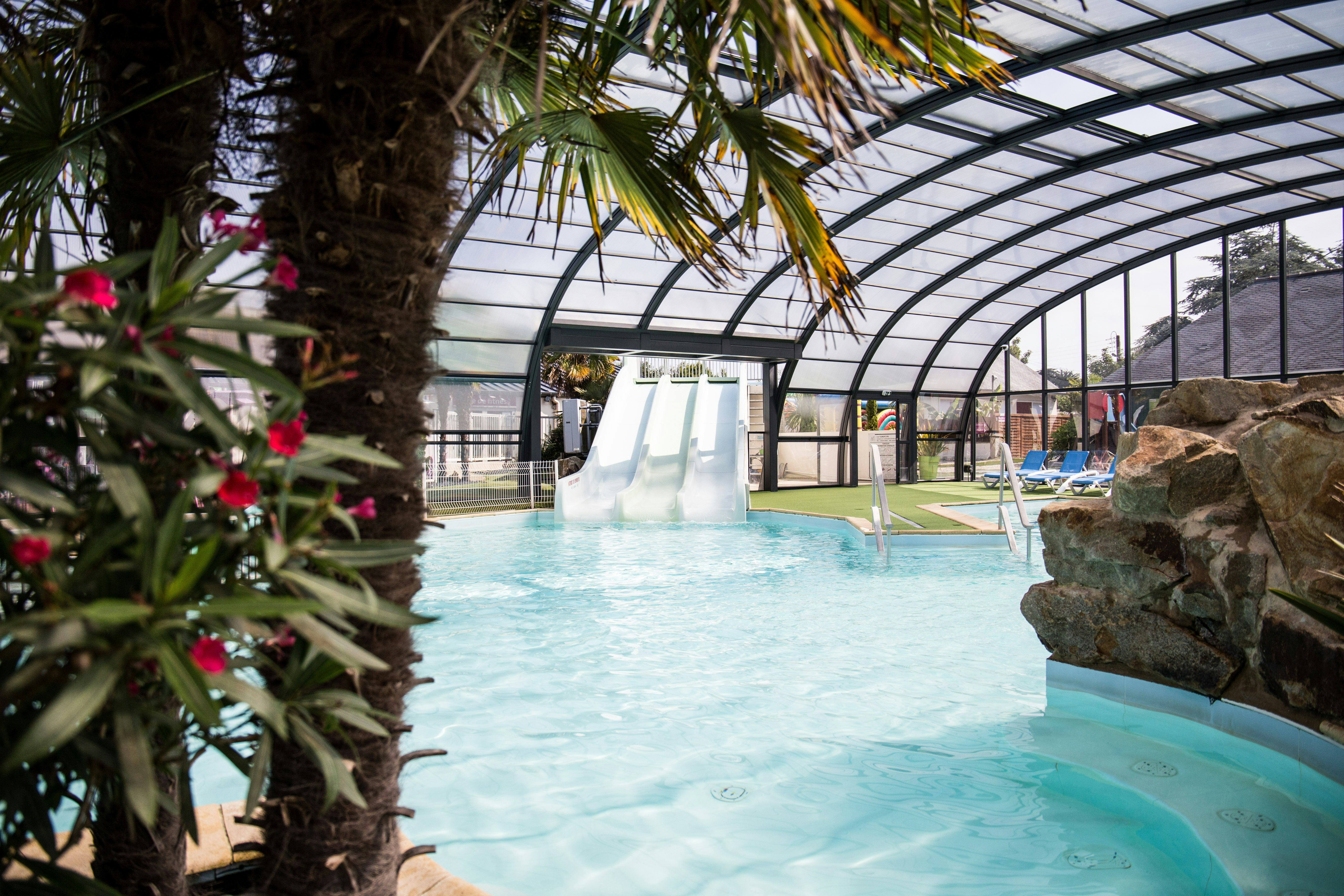 Camping l'Emeraude - Pool mit Überdachung auf dem Campingplatz