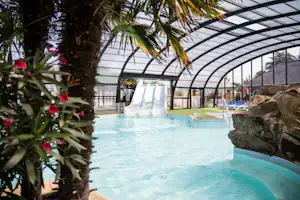 Camping l'Emeraude - Pool mit Überdachung auf dem Campingplatz
