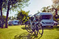 Camping Leśny (Nr. 51) - Wohnwagen- und Zeltstellplatz mit zwei geparkten Fahrrädern im Vordergrund