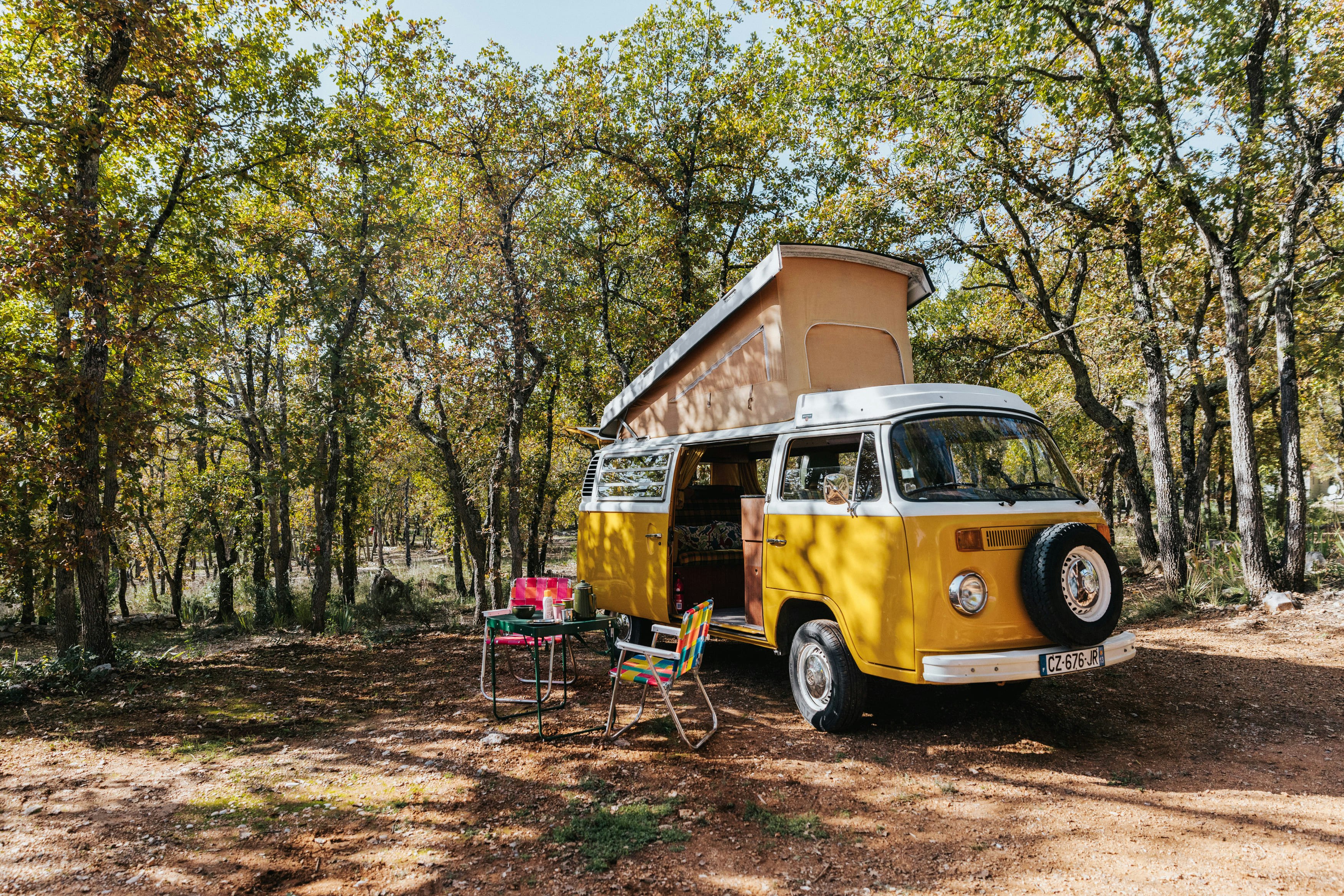Camping Liberté Verdon  Camping L'Eouviere verte - Standplätze zwischen den Bäumen auf dem Campingplatz