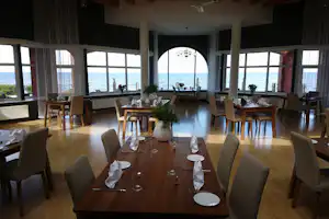 Camping Lepanina - Innenansicht Restaurant mit Blick auf das Meer