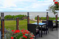 Camping Lepanina -  Restaurant Terrasse mit Blick auf das Meer