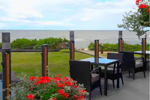 Camping Lepanina - Restaurant Terrasse mit Blick auf das Meer