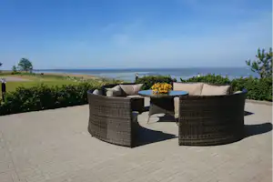 Camping Lepanina - Sitzlounge mit Blick auf das Meer