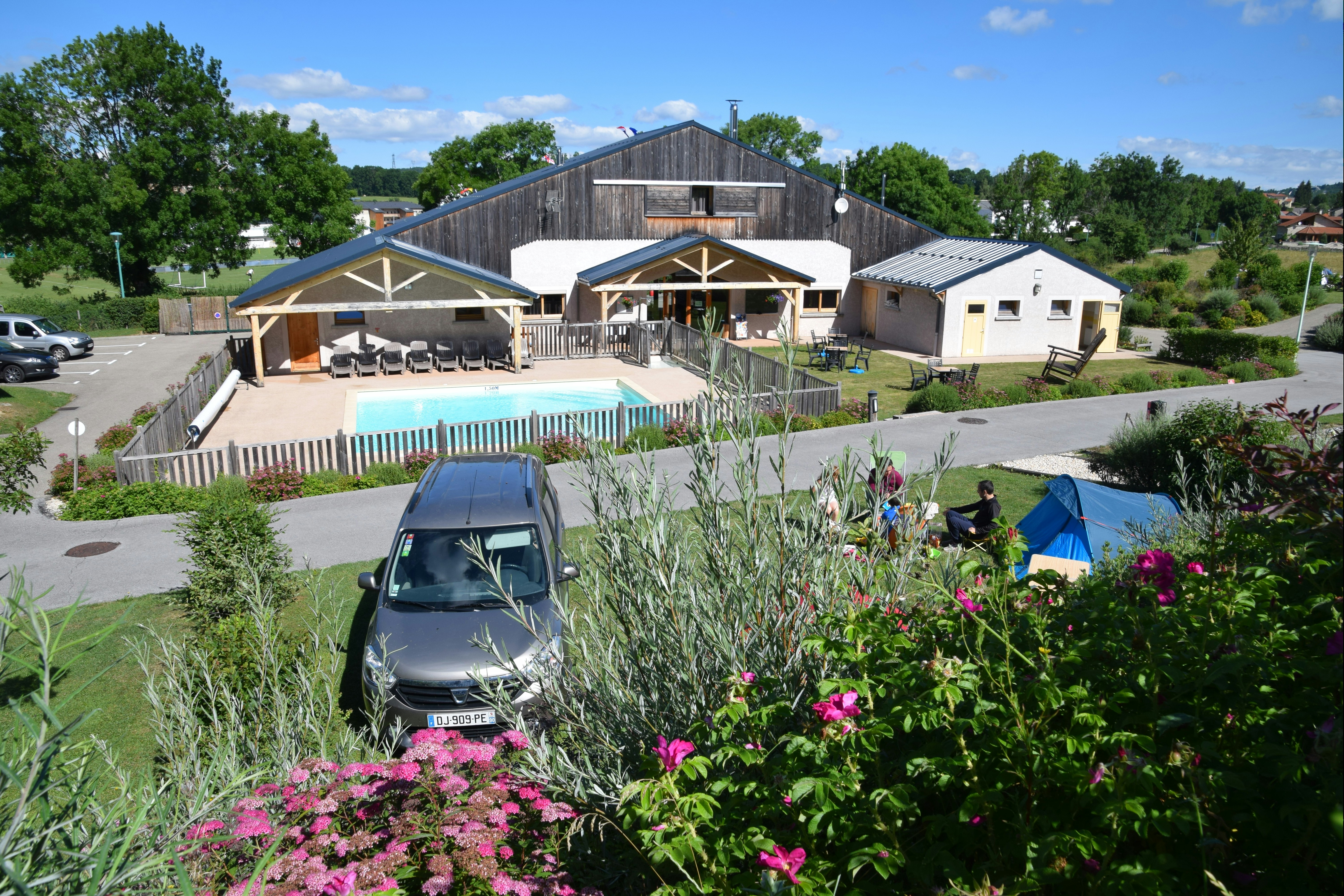 Camping Les 12 Cols - Blick auf den Campingplatz mit Pool