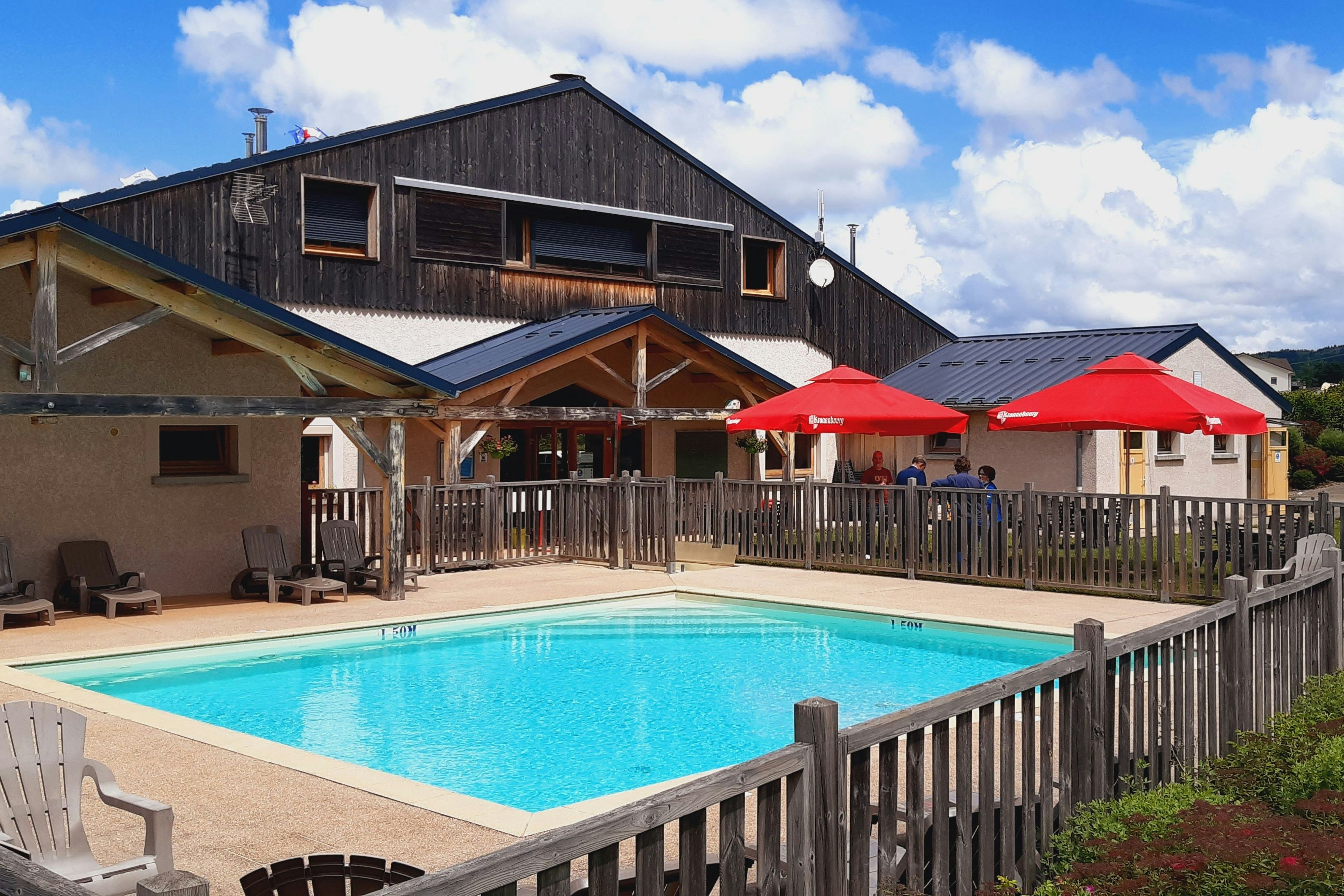 Camping Les 12 Cols - Pool auf dem Campingplatz