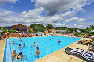 Camping Les 3 Caupain - Pool mit Liegestühlen und Sonnenschirmen auf dem Campingplatz