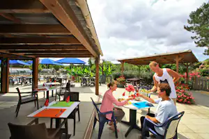 Camping Les 3 Caupain - Terrasse auf dem Campingplatz
