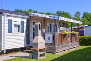 Camping Les 3 Lacs - Mobilheim mit Terrasse auf dem Campingplatz
