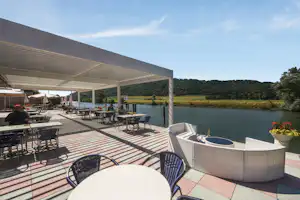 Camping Les 3 Lacs - Restaurant mit Terrasse auf dem Campingplatz