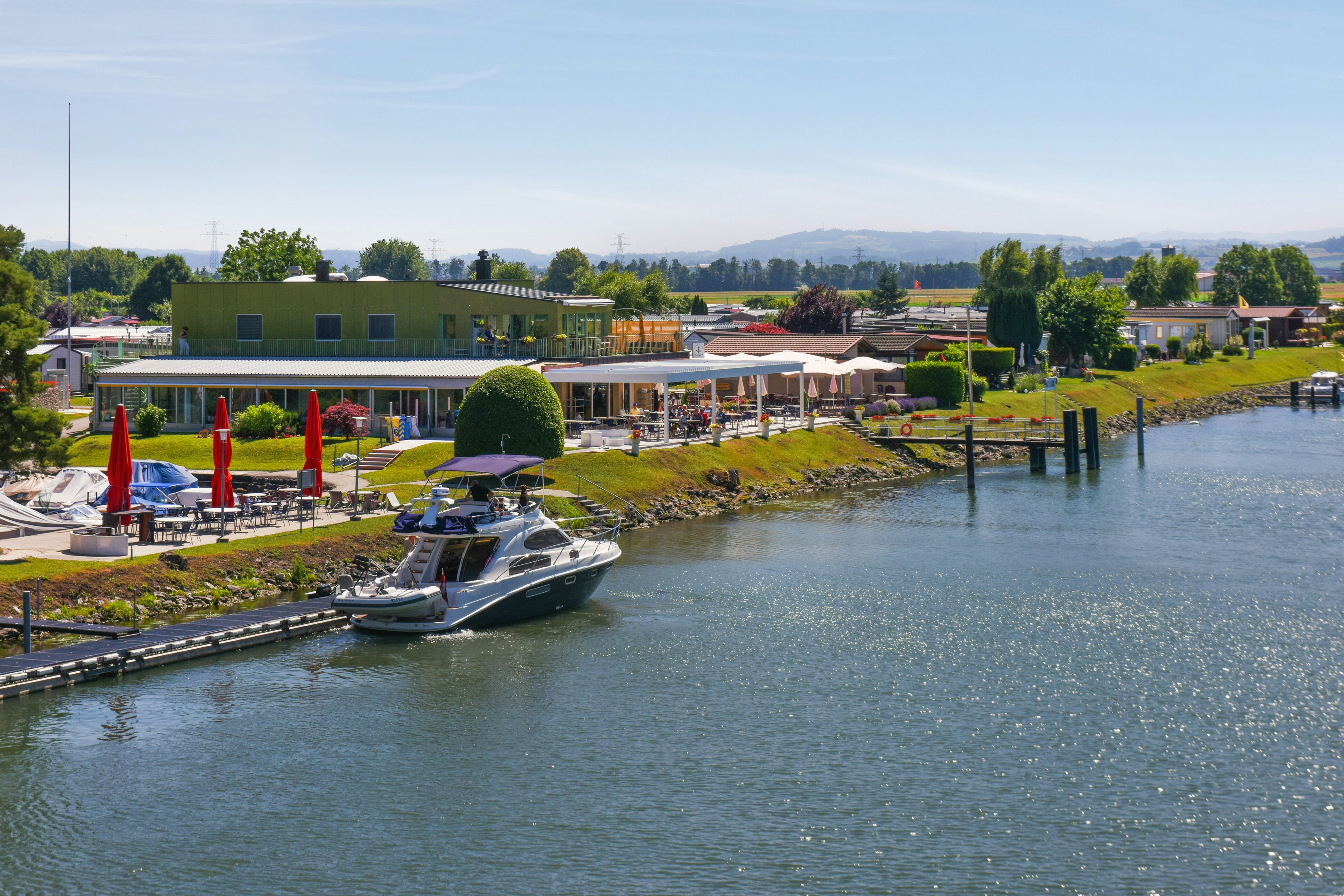 Camping Les 3 Lacs - Blick auf den Campingplatz am Wasser