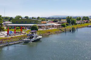 Camping Les 3 Lacs - Blick auf den Campingplatz am Wasser