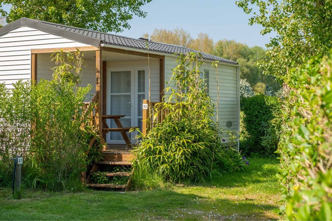 Camping Les 3 Sablières  - Mobilheim mit Terrasse auf dem Campingplatz