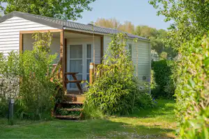 Camping Les 3 Sablières - Mobilheim mit Terrasse auf dem Campingplatz