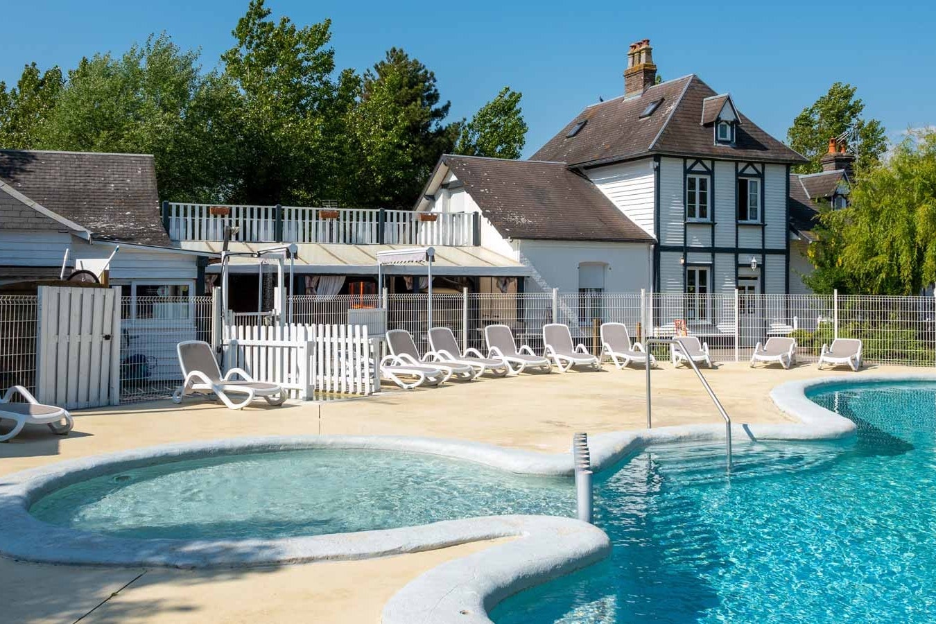 Camping Les 3 Sablières - Blick auf das Schwimmbad und die Rezeption