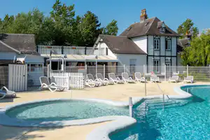 Camping Les 3 Sablières - Blick auf das Schwimmbad und die Rezeption